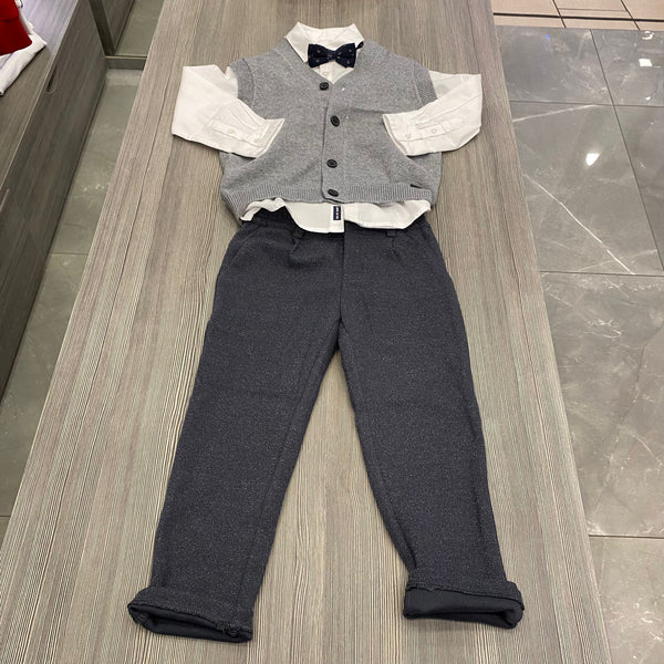 Completo elegante con gilet e papillon