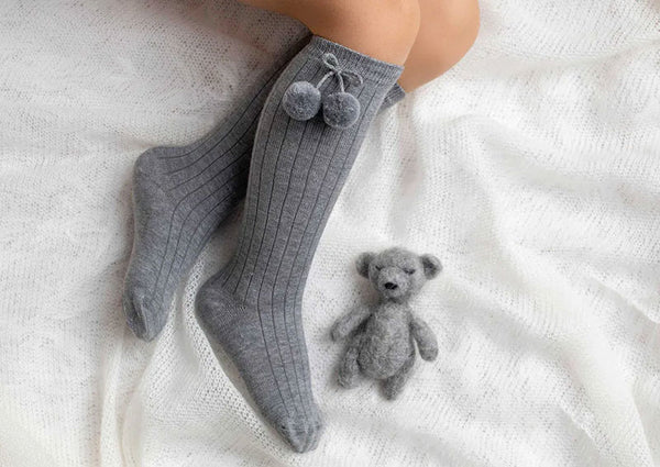Ribbed high gray sock with ponpon