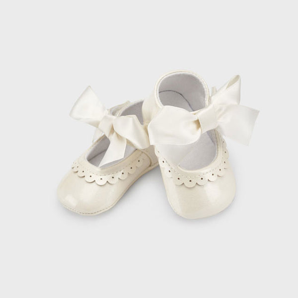 Cream baby girl bow shoes 09571